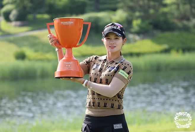 박현경이 지난해 5월 25일 KLPGA 투어 E1 채리티 오픈에서 우승한 뒤 우승 트로피를 들어보이고 있다. KLPGA 제공