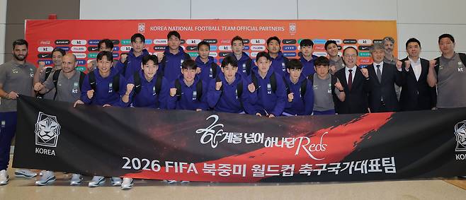 홍명보 감독이 이끄는 축구대표팀이 18일 인천공항을 통해 사전 캠프가 진행되는 미국 유타주 솔트레이크시티로 떠나기에 앞서 기념 촬영을 하고 있다. 연합뉴스