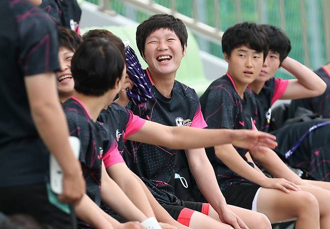 내고향여자축구단 선수들이 19일 수원월드컵경기장 보조경기장에서 훈련을 준비하며 환하게 웃고 있다.  수원 | 연합뉴스