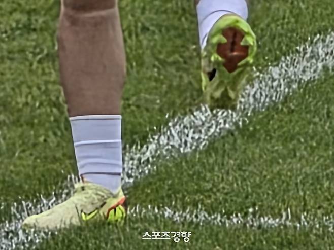 내고향여자축구단 선수들이 착용한 나이키 축구화.     수원 | 윤은용 기자