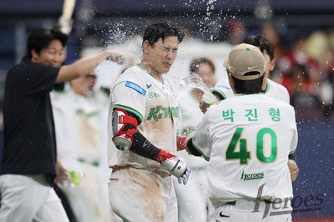 경기를 끝내고 물세례를 맞는 키움 김웅빈. 키움 히어로즈 제공