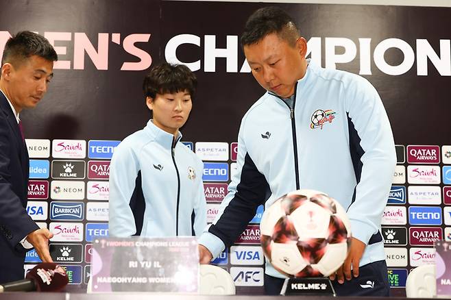 ▲ 19일 경기도 수원종합운동장에서 열린 아시아축구연맹(AFC) 여자 챔피언스리그(AWCL) 4강 기자회견에 내고향여자축구단 리유일 감독과 김경영 선수가 참석했다. &nbsp; ⓒ연합뉴스