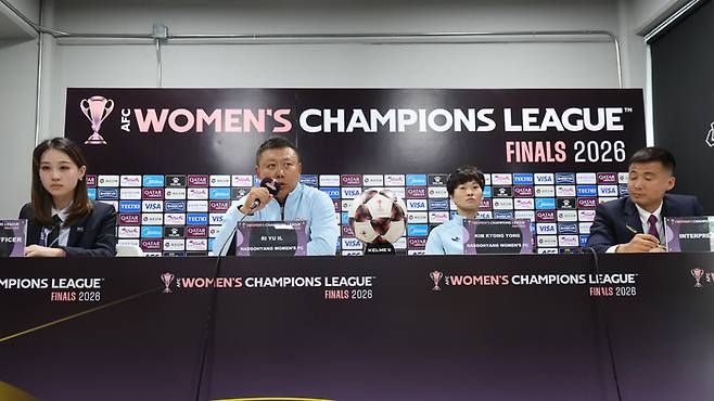 ▲ 19일 경기도 수원종합운동장에서 열린 아시아축구연맹(AFC) 여자 챔피언스리그(AWCL) 4강 기자회견에 내고향여자축구단 리유일 감독과 김경영 선수가 참석했다. &nbsp; ⓒ연합뉴스