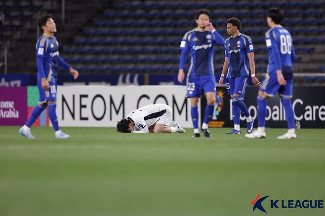 지난 3월 아시아축구연맹(AFC) 챔피언스리그 엘리트 8강 탈락 후 아쉬워하고 있는 강원FC 이기혁. /사진=한국프로축구연맹 제공