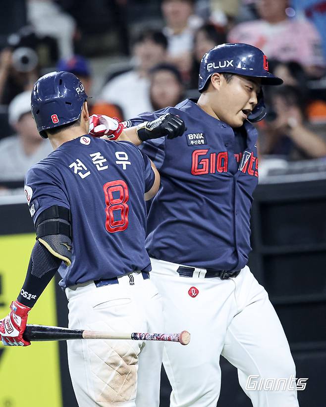롯데 자이언츠 한동희(오른쪽)가 19일 대전 한화생명 볼파크에서 열린 2026 신한 SOL KBO리그 한화 이글스와의 팀 간 3차전에서 8회초 동점 솔로 홈런을 기록, 팀 연패 탈출에 힘을 보탰다. 사진 롯데 자이언츠