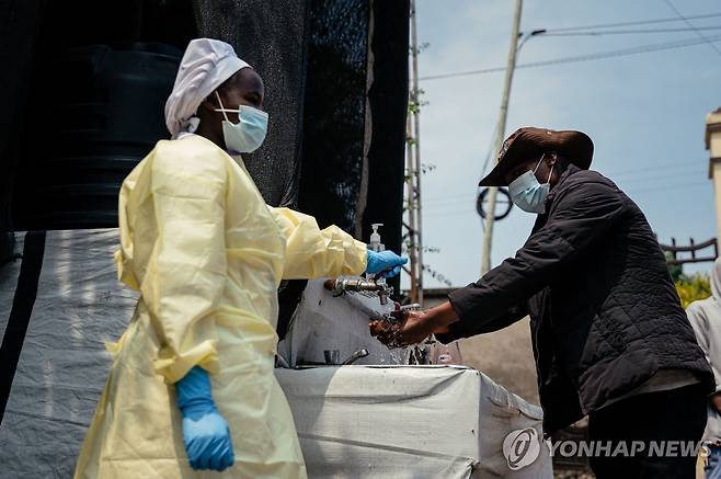 18일 콩고민주공화국 고마의 한 병원에서 방문자가 손을 씻고 있다.[AFP=연합뉴스. 재판매 및 DB 금지]