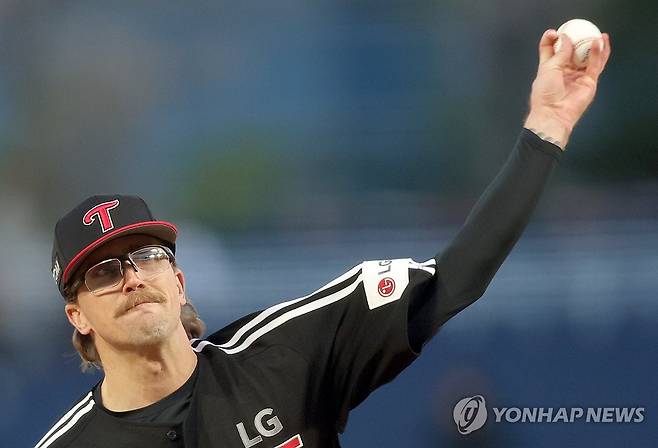 8일 LG 선발 라클란 웰스 역투 (창원=연합뉴스) 김동민 기자 = 8일 경남 창원NC파크에서 열린 프로야구 2026 KBO리그 LG 트윈스와 NC 다이노스의 경기. 1회 말 LG 선발 라클란 웰스가 역투하고 있다. 2026.4.8 image@yna.co.kr