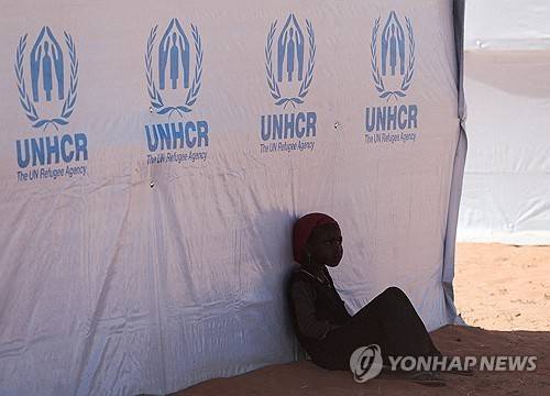 수단 다르푸르 출신의 한 소녀가 2025년 11월 30일 유엔난민기구(UNHCR) 천막에 기대 쉬고 있다. [로이터 연합뉴스]