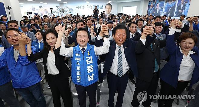 평택을 국회의원 재선거 김용남 후보 선거사무소 개소식 (평택=연합뉴스) 홍기원 기자 = 경기 평택을 국회의원 재선거에 출마한 더불어민주당 김용남 후보가 16일 경기도 평택시 안중읍에서 열린 선거사무소 개소식에서 정청래 대표 등 참석자들과 기념 촬영을 하고 있다. 2026.5.16 [공동취재] xanadu@yna.co.kr