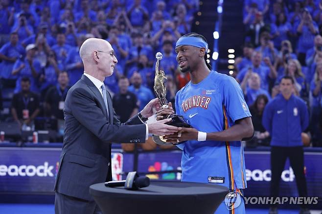 애덤 실버 NBA 커미셔너로부터 MVP 트로피 받는 샤이 길저스알렉산더(오른쪽) [Alonzo Adams-Imagn Images/로이터=연합뉴스]