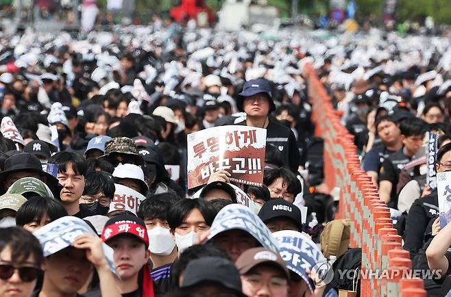 '성과급 상한폐지 실현하자' (평택=연합뉴스) 홍기원 기자 = 23일 경기도 평택시 삼성전자 평택캠퍼스 앞에서 열린 삼성전자 노동조합 공동투쟁본부의 '투명하게 바꾸고, 상한폐지 실현하자-4/23 투쟁 결의대회'에서 조합원들이 구호를 외치고 있다. 2026.4.23 xanadu@yna.co.kr