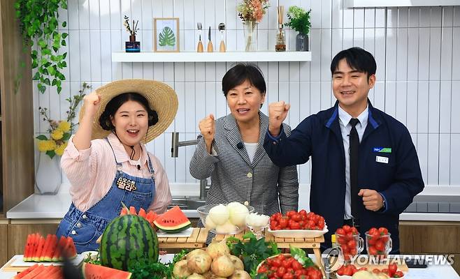 송미령 농식품부 장관, 라이브 커머스에서 직접 햇양파 판매 (서울=연합뉴스) 송미령 농림축산식품부 장관이 19일 전북 익산원예농협 온라인 스튜디오에서 진행된 라이브 커머스에 '일일 쇼호스트'로 참여하고 있다. 2026.5.19 [농림축산식품부 제공. 재판매 및 DB 금지] photo@yna.co.kr