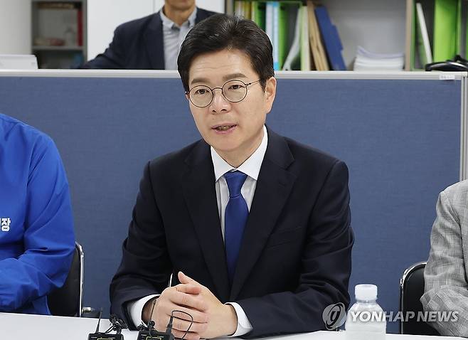 주민들과의 간담회서 발언하는 정원오 후보 (서울=연합뉴스) 임화영 기자 = 더불어민주당 정원오 서울시장 후보가 19일 서울 양천구 목동6단지 재건축정비사업조합에서 열린 간담회에서 발언하고 있다. 2026.5.19 hwayoung7@yna.co.kr