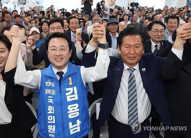 평택을 국회의원 재선거 김용남 후보 선거사무소 개소식 (평택=연합뉴스) 홍기원 기자 = 경기 평택을 국회의원 재선거에 출마한 더불어민주당 김용남 후보가 16일 경기도 평택시 안중읍에서 열린 선거사무소 개소식에서 정청래 대표 등 참석자들과 기념 촬영을 하고 있다. 2026.5.16 [공동취재] xanadu@yna.co.kr
