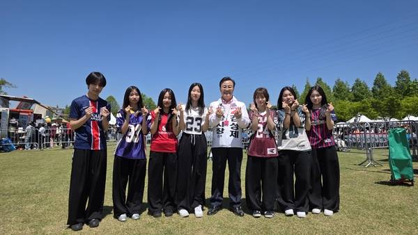 국민의힘 김성제 의왕시장 후보가 ‘철도축제’에서 만난 시민들과 파이팅을 외치고 있다. /김성제 후보 캠프 제공