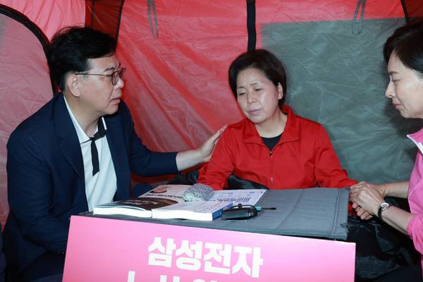 양향자 격려하는 송언석 양향자 국민의힘 경기도지사 후보가 20일 삼성전자 평택캠퍼스 입구에서 삼성전자 노사 대타협을 촉구하며 단식하는 가운데 공동선대위원장인 송언석 원내대표와 대화하고 있다. 2026.5.20 /연합뉴스