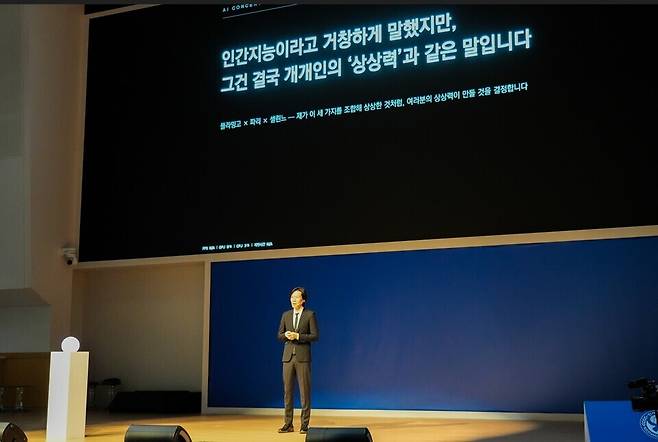 ▲ 첫 번째 교수 특강에서 문민승 교수는 "우리는 AI와 협업하며 머릿속에서 생각한 것을 직접 구현할 수 있는 시대에 살고 있지만 인공지능의 결과물은 결국 인간 지능과 상상력에 의해 결정된다"라고 설명했다. 이어 그는 "자신이 진심으로 좋아하는 분야에서 상상력을 바탕으로 AI를 활용해 한계를 극복할 필요가 있다"라고 강조했다. (사진은 인공지능의 결과물은 인간의 상상력에 기초하여 인간이 입력한 프롬프트의 결괏값이라고 강조하는 문민승 교수) /사진제공=한세대학교