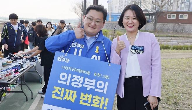 이규헌 더불어민주당 의정부시의원 후보(왼쪽)가 박지혜 국회의원과 함께 선거승리를 다짐하고 있다. 사진=이규헌 후보 선거사무실