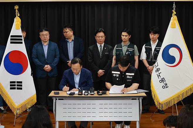 잠정 합의안 서명하는 삼성전자 노사 (수원=연합뉴스) 홍기원 기자 = 20일 경기도 수원시 장안구 경기고용노동청에서 열린 삼성전자 임금협상을 마친 후 여명구 삼성전자 DS(디바이스솔루션·반도체 사업 담당) 피플팀장과 최승호 삼성그룹 초기업노동조합 삼성전자지부 위원장이 잠정 합의안에 서명하고 있다. 사진=연합뉴스