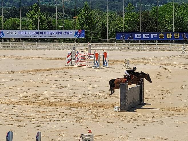 상주국제승마장에서 제20회 아이치-나고야 아시아경기대회 승마 선수 선발전(장애물경기)이 열리고 있다. /상주시 제공