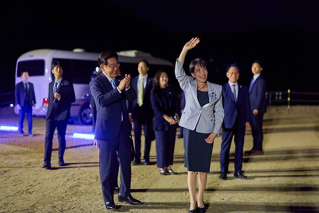 ▲ 다카이치 사나에 일본 총리가 19일 이재명 대통령과 함께 선유줄불놀이 관람을 위해 경북 안동 하회마을을 방문해 시민들에게 인사하고 있다.연합