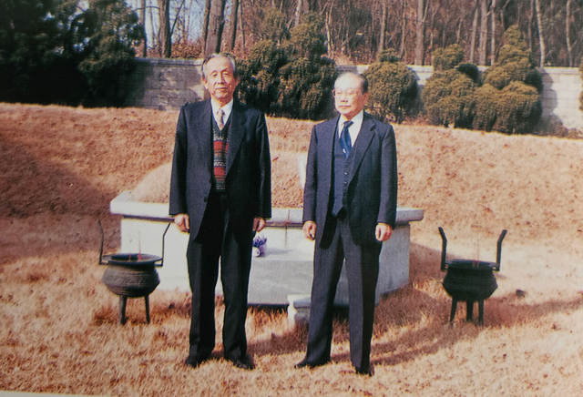 서울 금옥중·금옥여고 교정에 있는 백금옥 여사의 묘소 앞에선 모산 심재완 박사(당시 금옥장학재단 이사장)과 박윤근 금옥학술재단 이사장. 필자는 모산 선생님과 같이 금옥여중고를 방문, 곤계 백금옥 여사 묘소 등을 찾아뵌 적이 있다. 금옥장학회 제공.