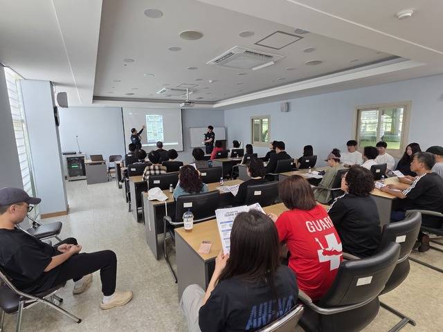 대구광역시체육회 시설관리사업소 성서운동장‧성서국민체육센터와 성서경찰서 신당지구대가 협업하여 마련한 '관계성 범죄 및 피싱범죄 예방교육'에서 센터 회원들이 강의를 경청하고 있다. 성서국민체육센터 제공