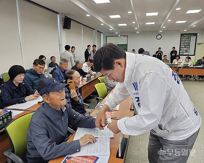 조국혁신당 정철원 담양군수 후보가 11일 담양읍 이장회의를 찾은 마을 이장들과 인사를 나누고 있다. 공식 유세 기간이 아닌 탓에 제한된 선거 운동만 진행하는 모습.최류빈기자 rubi@mdilbo.com