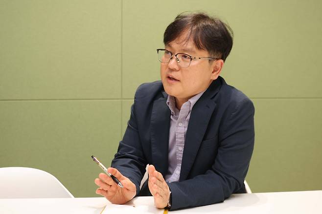 최태호 이큐글로벌 대표가 4월 15일 용인시 처인구 서플러스글로벌 사무실에서 이투데이와 인터뷰를 하고 있다. 김예연 인턴기자 kimye@(이투데이DB)
