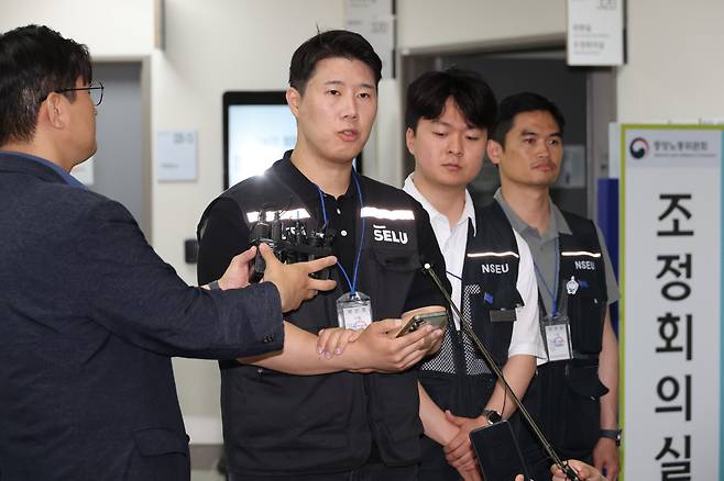 삼성그룹 초기업노동조합 삼성전자지부 최승호 위원장이 총파업 예고시점을 하루 앞둔 20일 정부세종청사 중앙노동위원회에서 열린 2차 사후조정 회의를 마친 뒤 노사협상 결렬 과정을 설명한 뒤 총파업 강행 입장을 밝히고 있다.(사진=연합뉴스)