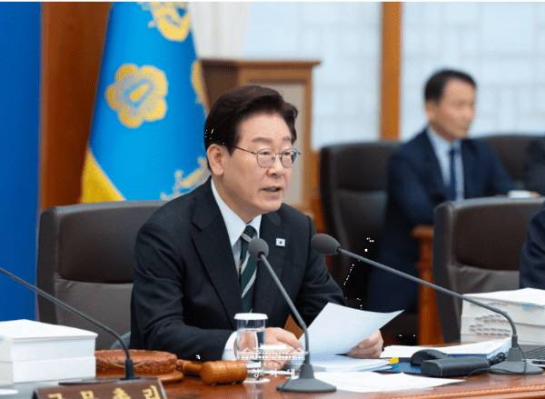 이재명 대통령이 20일 국무회의에서 노동권은 보호 대상이지만 일방적 관철 수단은 아니라고 강조했다. 삼성전자 총파업을 앞두고 노사 절제를 주문하는 한편, 역사 논란 기업에는 강한 비판을 내놓았다. 청와대 제공