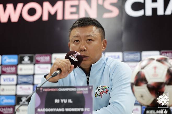 리유일 내고향여자축구단 감독이 19일 수원종합운동장에서 열린 2025~26 아시아축구연맹(AFC) 여자 챔피언스리그(AWCL) 공식 기자회견에서 취재진 질문에 답변하고 있다. 사진=대한축구협회