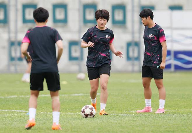 아시아축구연맹(AFC) 여자 챔피언스리그(AWCL) 4강 토너먼트에 출전하는 내고향여자축구단 선수들이 19일 수원 팔달구 수원월드컵경기장 보조경기장에서 훈련하고 있다. 사진=연합뉴스