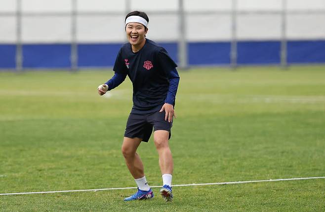 아시아축구연맹(AFC) 여자 챔피언스리그(AWCL) 4강 토너먼트에 출전하는 수원FC 위민 지소연이 19일 수원 팔달구 수원월드컵경기장 보조경기장에서 훈련하고 있다. 사진=연합뉴스