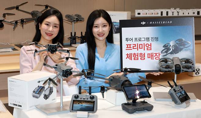 [이데일리 방인권 기자] 20일 서울 강남구 DJI핫셀블라드 더게이트신사에서 열린 국내 최초 핫셀블라드ㆍDJI 플래그십 스토어 오픈행사에서 모델들이 DJI 드론 제품을 선보이고 있다.'소수정예 브랜드 투어 프로그램'이 있는 플래그십 스토어는 전문가가 브랜드 스토리, 기술력을 소개하고 실제 촬영 경험까지 제공하는 프로미엄 프로그램을 하루 2회 운영한다.