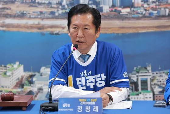 더불어민주당 총괄상임선거대책위원장인 정청래 대표가 20일 경기 여주시 민주당 박시선 여주시장 후보 선거사무소에서 열린 현장 선거대책위원회의에서 발언하고 있다. 〈사진=연합뉴스〉