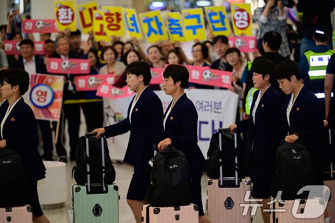 아시아축구연맹(AFC) 여자챔피언스리그 준결승전에 출전하는 북한 여자축구팀 ‘내고향여자축구단’이 17일 오후 인천국제공항 제1여객터미널로 입국하고 있다. (공동취재) 2026.5.17 ⓒ 뉴스1 임세영 기자