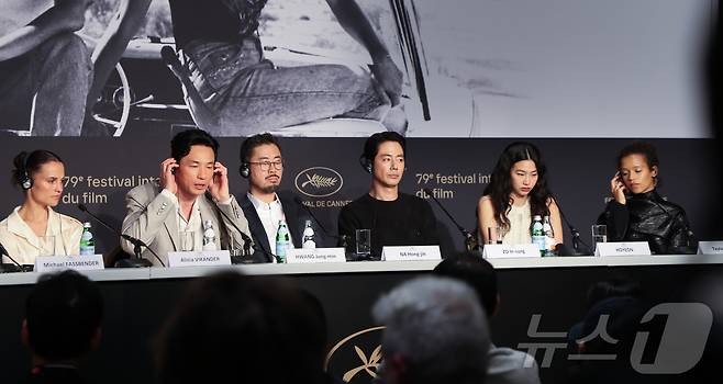 제79회 칸 국제영화제가 열리고 있는 18일 현지시간 프랑스 남부 소도시 칸 팔레 데 페스티발에서 경쟁부문 진출작 ‘호프’ 공식 기자회견이 열리고 있다. 2026.5.18 ⓒ 뉴스1 이준성 특파원
