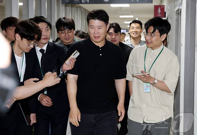 최승호 삼성그룹 초기업노동조합 삼성전자지부 위원장이 20일 정부세종청사 중앙노동위에서 막판 협상중 회의장 밖에서 취재진의 질문을 받고 있다. 2026.5.20 ⓒ 뉴스1 김기남 기자