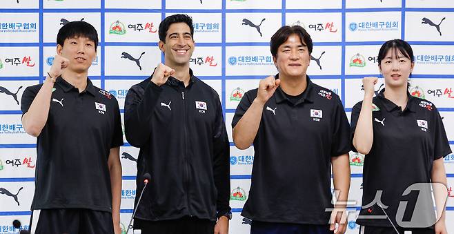 남자 배구 국가대표팀 주장 황택의(왼쪽부터)와 이사나예 라미레스(Issanaye Ramires) 감독, 여자대표팀 차상현 감독과 주장 강소휘가 20일 오후 서울 송파구 올림픽회관에서 2026년 한국 남녀 배구 국가대표팀 기자회견에 앞서 파이팅을 외치고 있다. 2026.5.20 ⓒ 뉴스1 안은나 기자