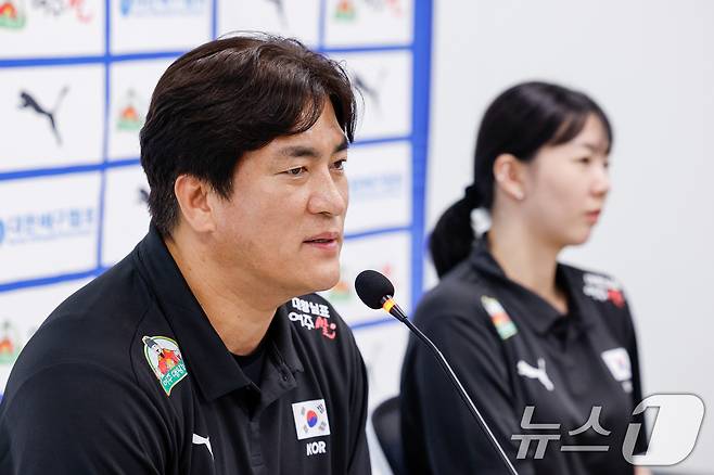 여자 배구 국가대표팀 차상현 감독과 주장 강소휘가 20일 오후 서울 송파구 올림픽회관에서 열린 2026년 한국 남녀 배구 국가대표팀 기자회견에 참석해 취재진 질문에 답하고 있다. 2026.5.20 ⓒ 뉴스1 안은나 기자
