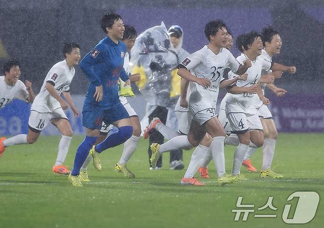 20일 오후 경기도 수원시 장안구 경수대로 수원종합운동장에서 열린 2025-2026 아시아축구연맹(AFC) 여자 챔피언스리그(AWCL) 4강 수원FC 위민과 북한 내고향여자축구단의 경기에서 2대1로 승리한 내고향여자축구단 선수들이 팀벤치를 향해 달려가고 있다. 내고향축구단은 북한의 소비재 기업인 '내고향'이 지난 2013년 창단, 국제축구연맹(FIFA) 랭킹 10위에 오를 정도로 세계에서 실력을 인정받고 있는 강팀이다. 2026.5.20 ⓒ 뉴스1 박정호 기자
