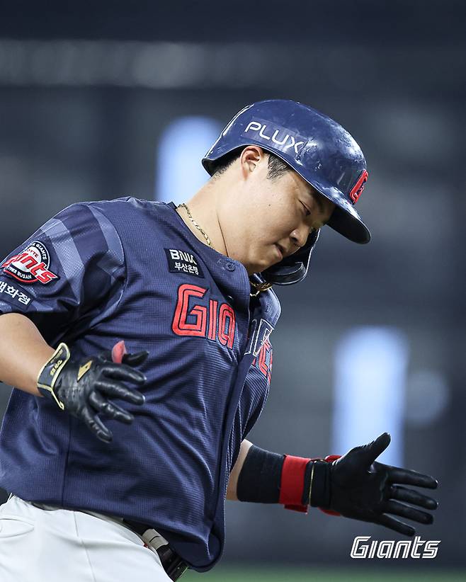 롯데 한동희가 19일 대전 한화생명 볼파크에서 열린 2026 KBO리그 정규시즌 한화전에서 8회초 동점 솔로 홈런을 날린 후 베이스를 돌고 있다. 사진 | 롯데 자이언츠