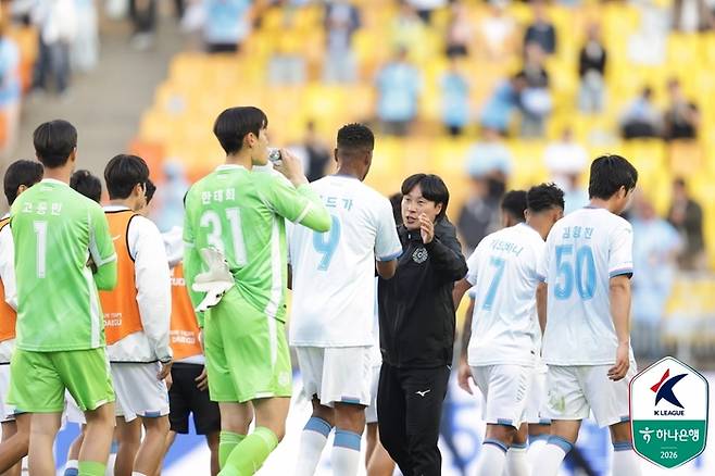 대구 최성용(가운데) 감독이 수원 삼성전이 끝난 뒤 선수들과 인사하고 있다. 사진 | 한국프로축구연맹