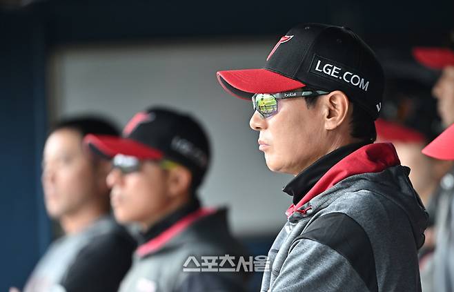 LG 염경엽 감독이 29일 잠실구장에서 열린 2026 KBO 리그 KT와 경기에서 선수들의 플레이를 지켜보고 있다. 잠실 | 박진업 기자 upandup@sportsseoul.com