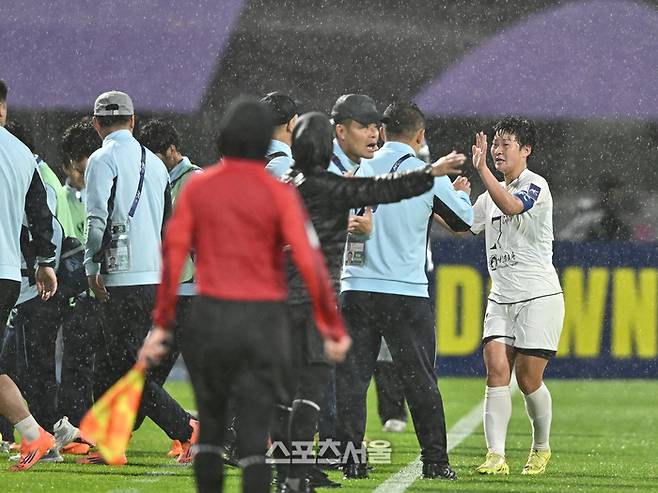 북한 내고향여자축구단 김경용이 20일 수원종합운동장에서 열린 2025~2026 아시아축구연맹(AFC) 여자 챔피언스리그(AWCL) 4강전 수원FC 위민과 경기에서 결승골을 넣은 후 감독과 환호하고 있다.  2026. 5. 20. 수원 | 최승섭기자 thunder@sportsseoul.com