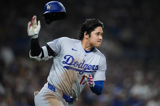 Los Angeles Dodgers' Shohei Ohtani throws off his helmet as he rounds first base after hitting a double during the eighth inning of a baseball game against the San Diego Padres Tuesday, May 19, 2026, in San Diego. (AP Photo/Gregory Bull)







<저작권자(c) 연합뉴스, 무단 전재-재배포, AI 학습 및 활용 금지>