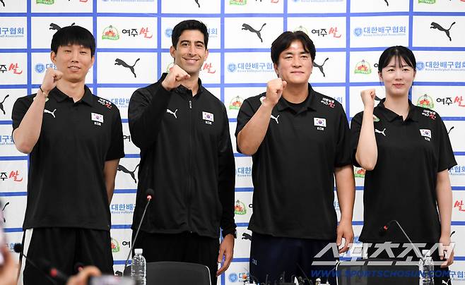 20일 서울 송파구 올림픽회관에서 열린 2026 한국 배구 국가대표팀 기자회견. 황택의, 이사나예 라미레스 감독, 차상현 감독, 강소휘가 기념촬영을 하고 있다. 잠실=박재만 기자 pjm@sportschosun.com/2026.05.20/