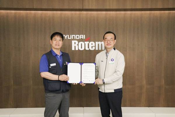 김익수(오른쪽) 현대로템 경영지원본부장과 남봉희 전국금속노동조합 현대로템 지회장이 지난 19일 현대로템 창원공장에서 열린 동반성장 노사미래전략TFT 발족식에서 기념촬영을 하고 있다. /현대로템