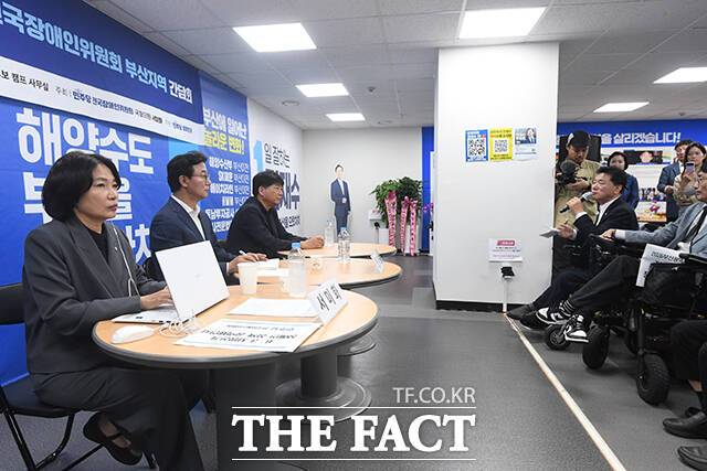 전 후보(왼쪽 두 번째)가 한 참석자의 발언을 듣고 있다.